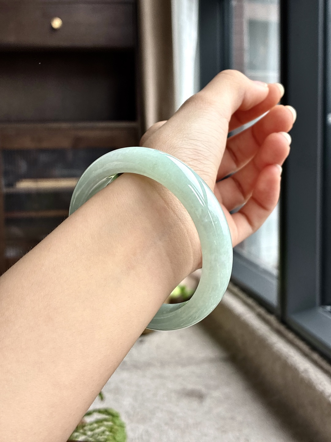 【手镯】正圈 圈口55.5-12.6-8.5【尺寸】55.5-12.6-8.5【说明】晴水化底 冰晴水 种老细腻 缅甸A货翡翠 无裂【重量】59.1克