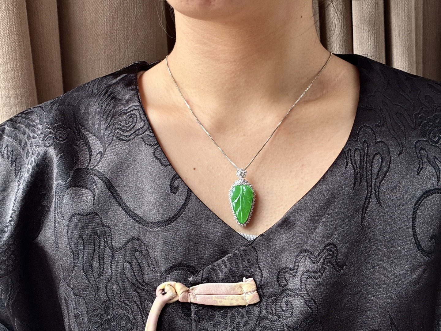 【镶嵌】️冰阳绿树叶满绿叶子吊坠 【说明】缅料 18k金镶嵌 无裂 性比高 【整体】38.6-18.5-10 【裸石】25.4-14.5-3.2 【重量】7克