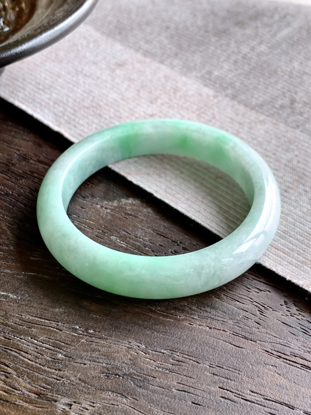 正圈 圈口58 58 58-12.4-8.3 飘翠凝镯 飘绿花 冰飘花 种老细腻 缅甸A货翡翠 有细纹 59.3克