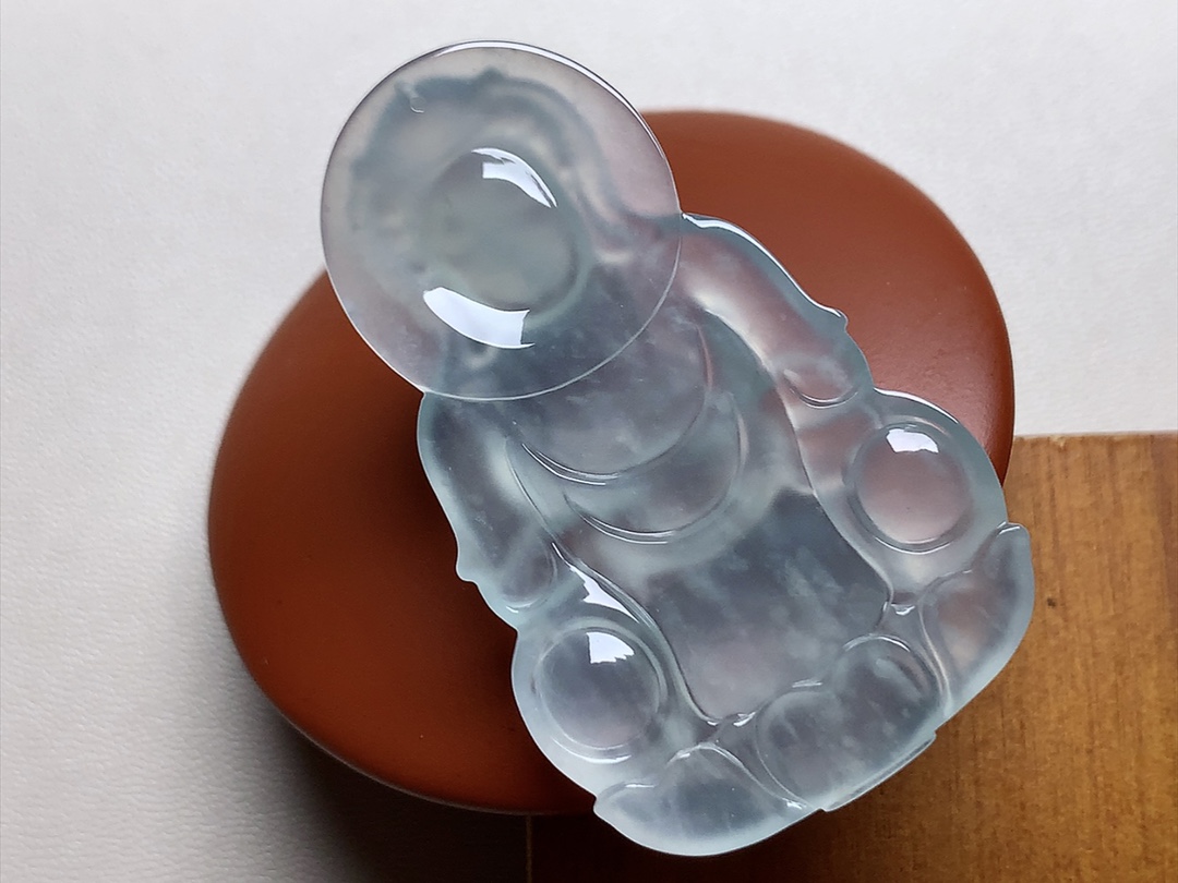 玻璃种观音 底色淡雅，种水，无裂，尺寸49.2*30*6