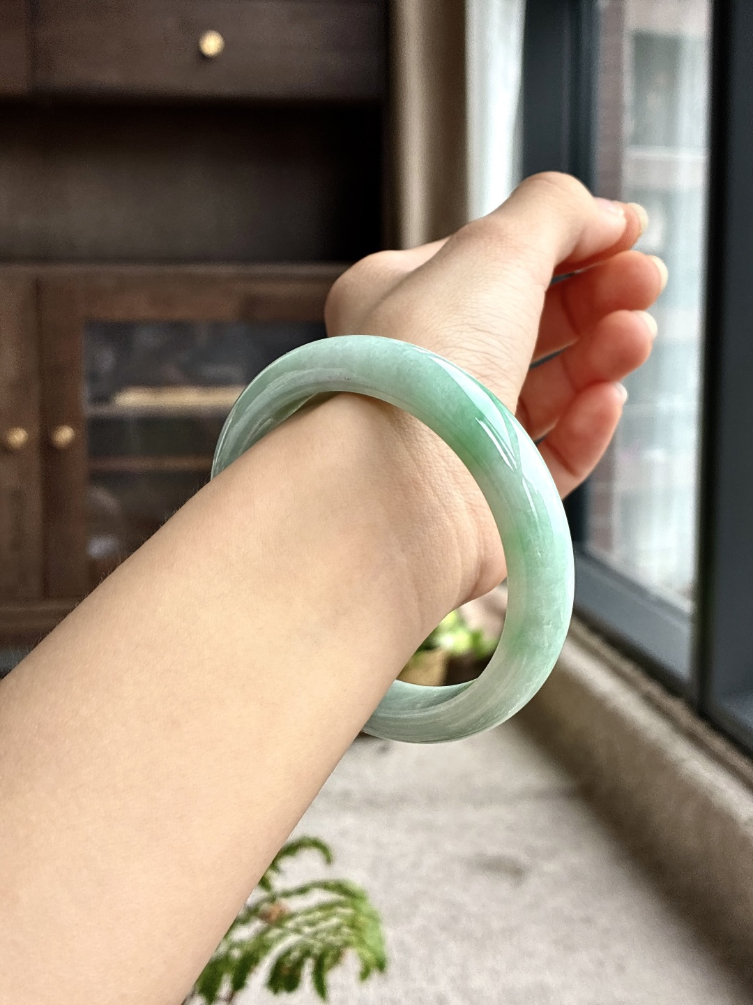 正圈 圈口58 58 58-12.4-8.3 飘翠凝镯 飘绿花 冰飘花 种老细腻 缅甸A货翡翠 有细纹 59.3克