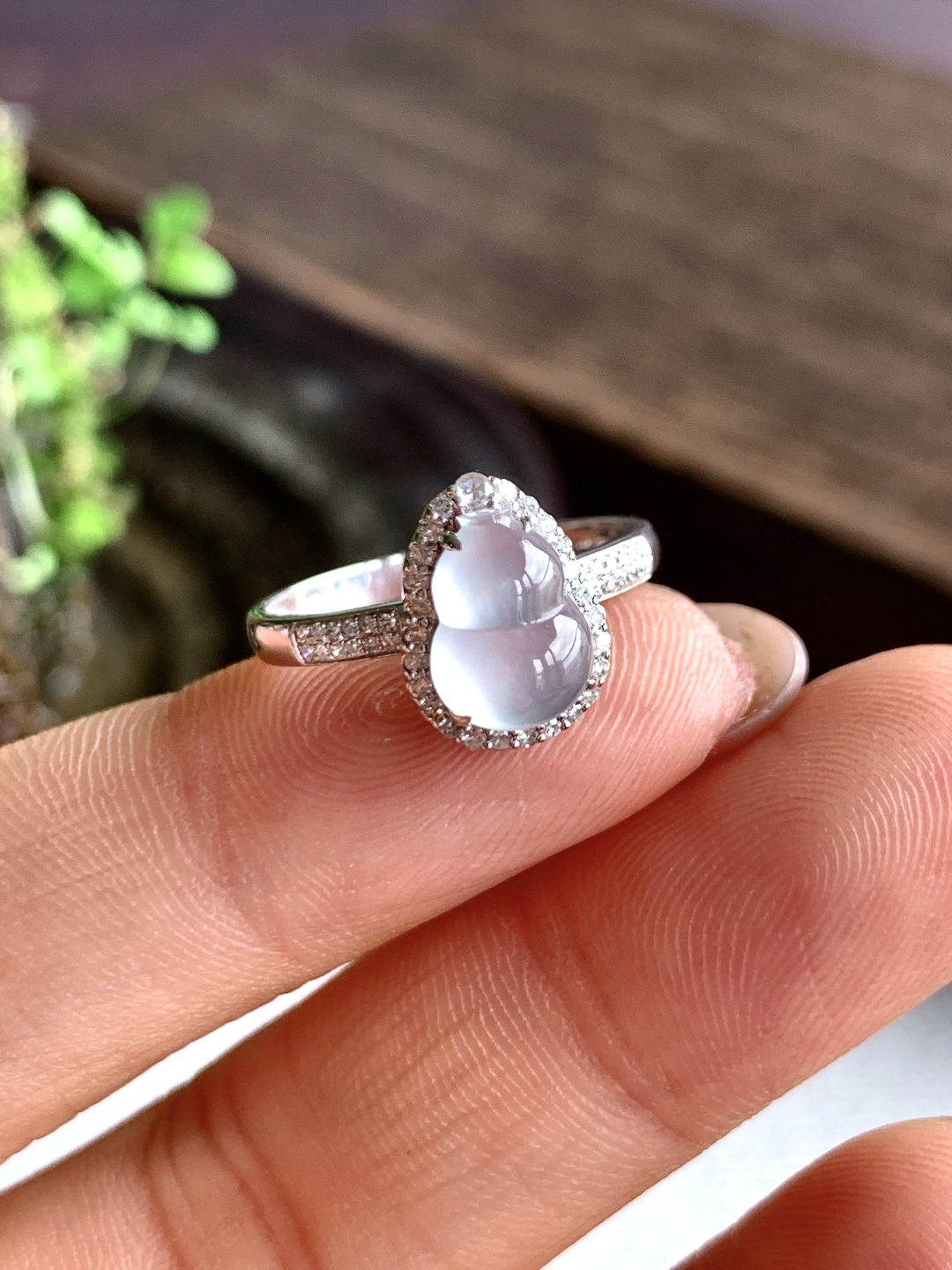 【镶嵌】️高冰葫芦戒指【说明】缅料  18k金镶嵌 性比高【整体】11.4-8.5-8【裸石】9-6.3-4.3【圈口】14号【重量】2.2克