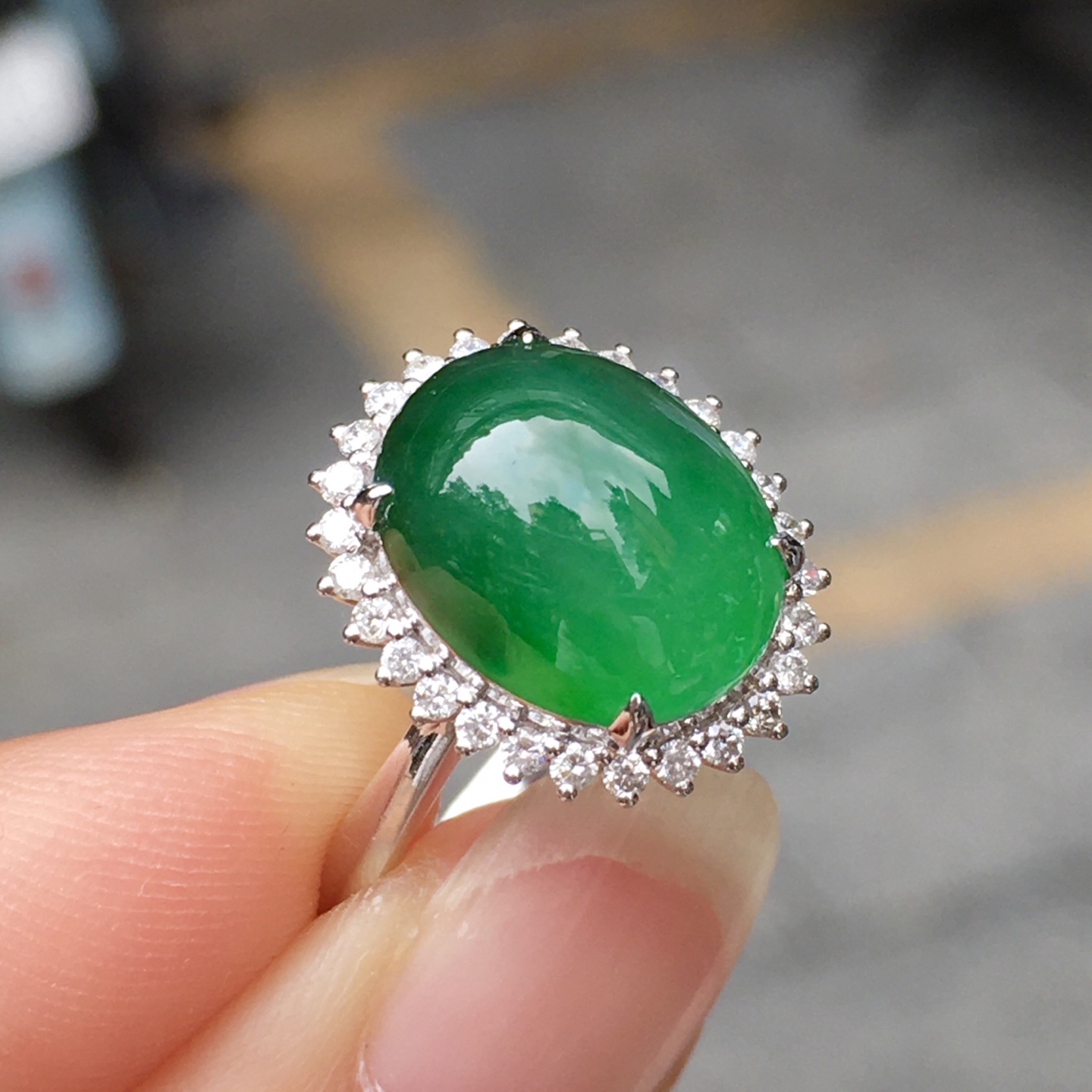 阳绿戒指，种色，性比超高。18K金伴真钻镶嵌，款式时尚精美。整体尺寸15.1×12.8×10.3裸石尺寸11.8×9.5×3