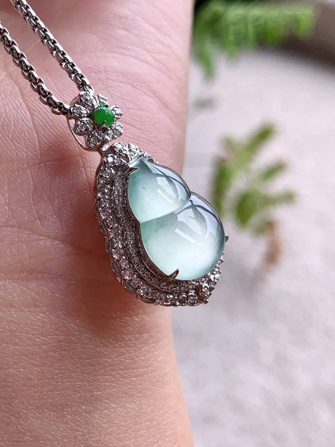 【镶嵌】🫧高冰飘花葫芦吊坠 【说明】缅料 18k金镶嵌 无裂 性比高 【整体】31-17.4-11.4 【裸石】16.8-12.6-3.8 【重量】5克