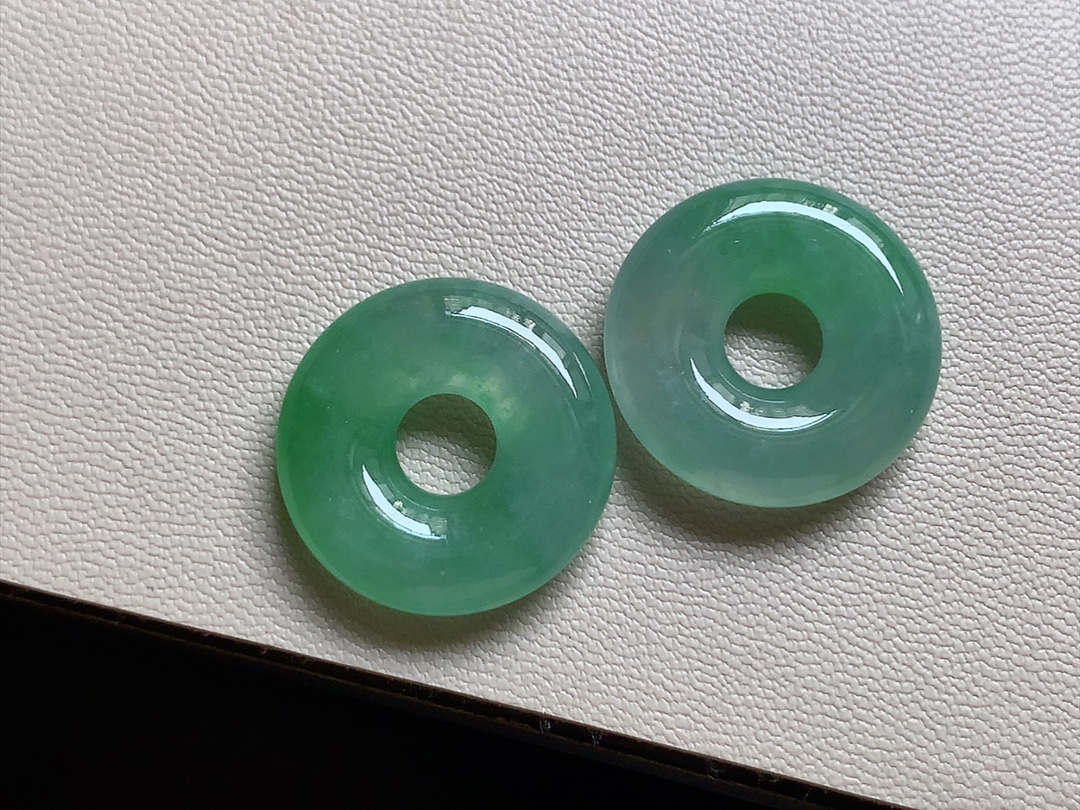 冰种阳绿甜甜圈一对 色泽青翠漂亮，种水，无裂尺寸19.5*4.8