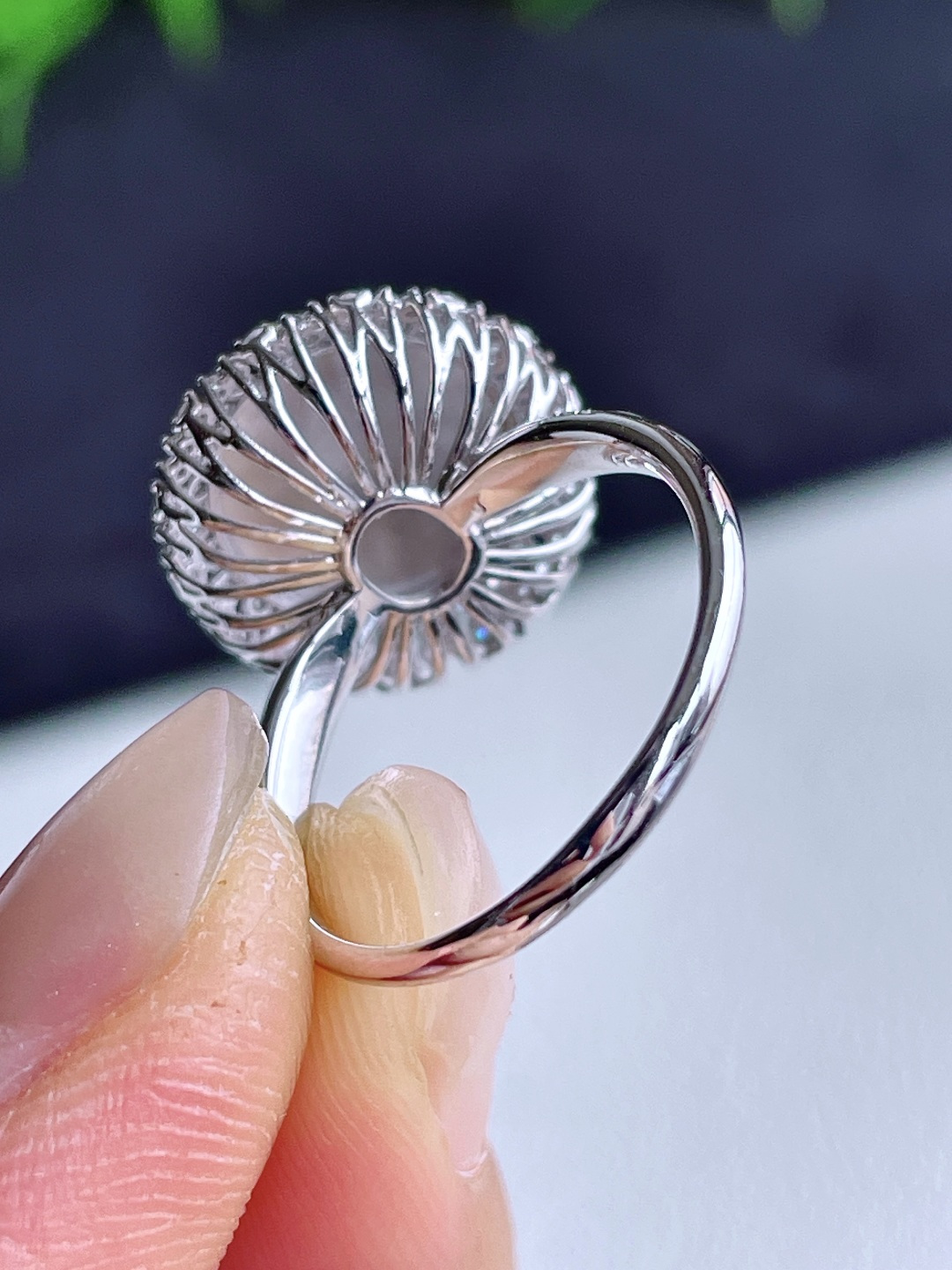 【镶嵌】冰黄翡蛋面戒指 【说明】缅料 18k金镶嵌 无裂 性比高 【整体】15.6-14.7-10.8 【裸石】11.6-10.7-7.5 【圈口】14号 【重量】3.8克