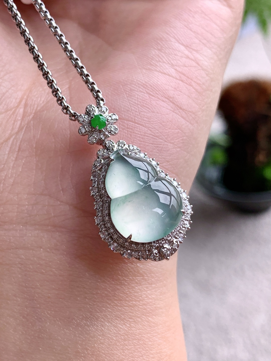 【镶嵌】🫧高冰飘花葫芦吊坠 【说明】缅料 18k金镶嵌 无裂 性比高 【整体】31-17.4-11.4 【裸石】16.8-12.6-3.8 【重量】5克