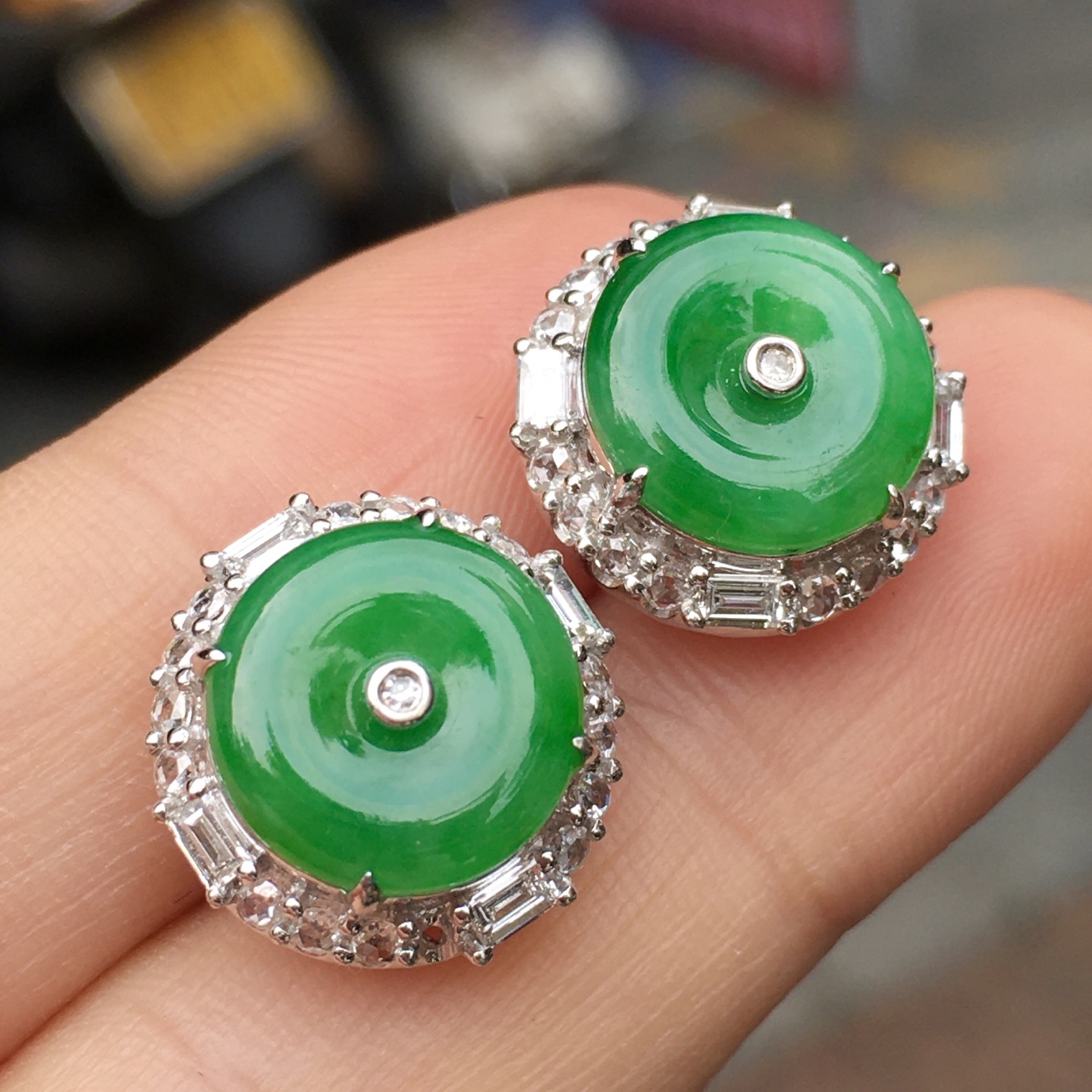 阳绿平安扣耳钉，种色，性比超高。18K金伴钻镶嵌，款式时尚精美。整体尺寸14×14×8.5裸石尺寸10.5×10.5×3