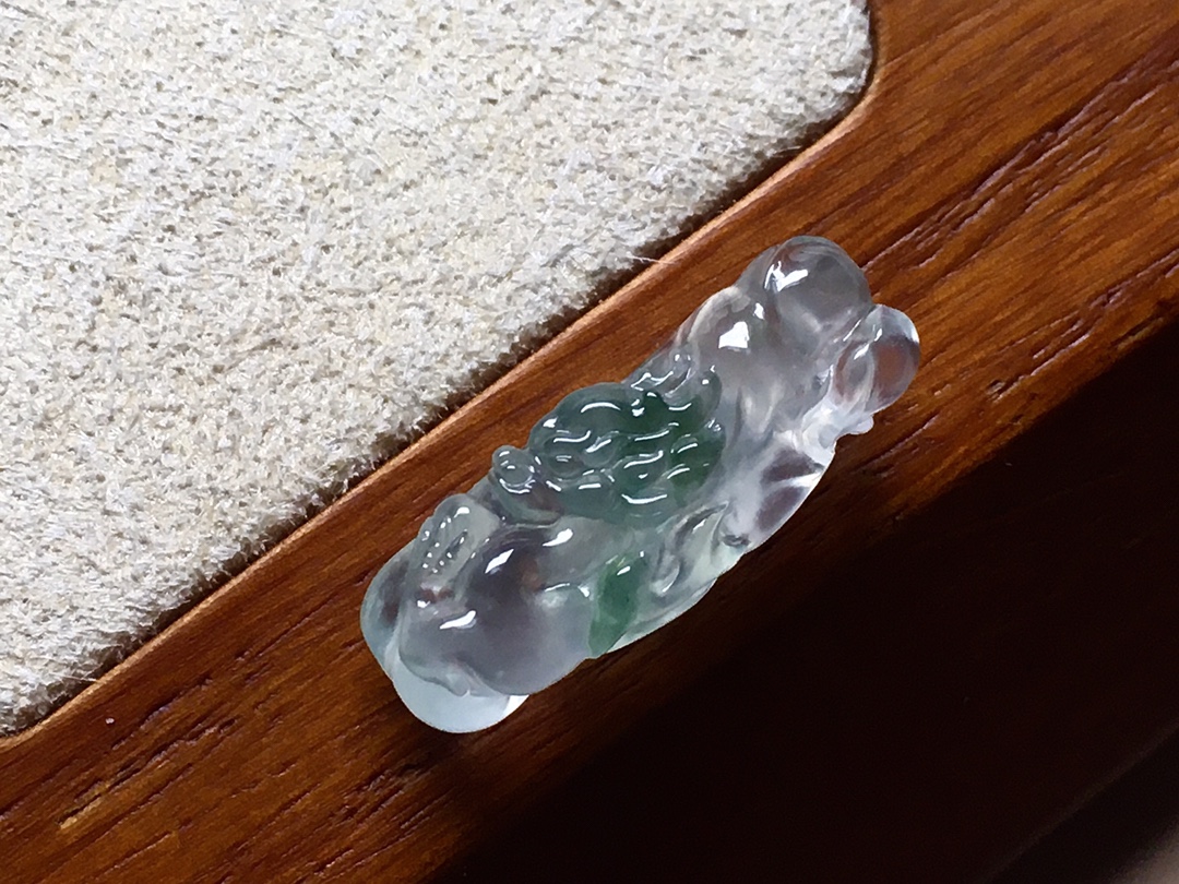 玻璃种飘花小龙牌 雕工很细致，栩栩如生，无裂 尺寸20.2*7.3*7