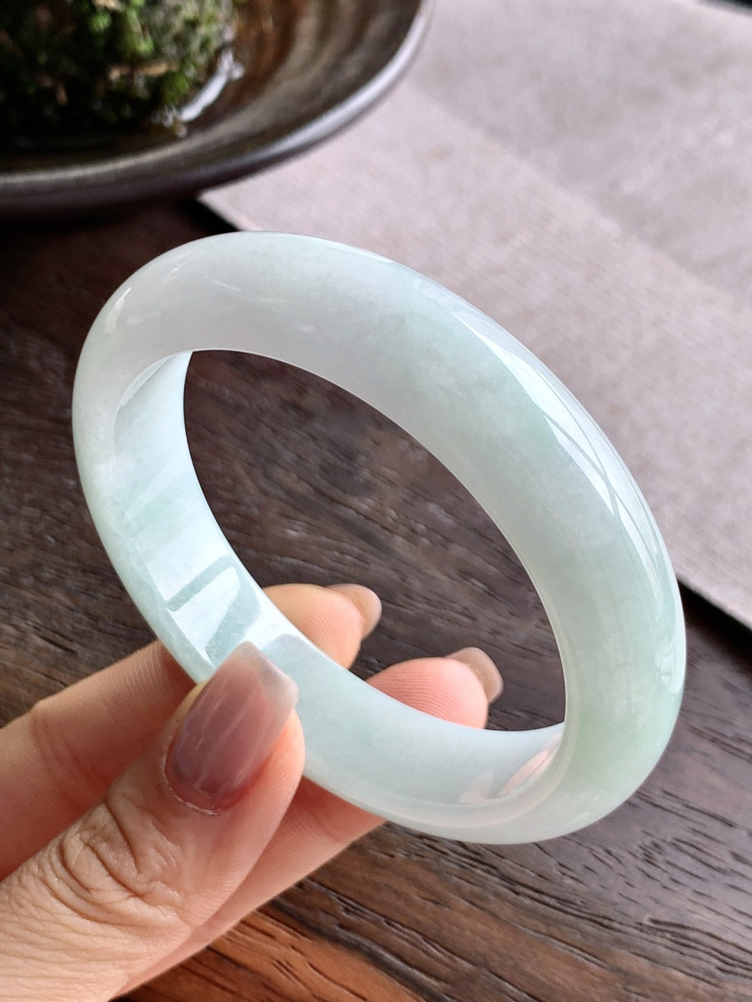 【手镯】正圈 圈口56.9-13.6-8.7【说明】晴水化底 冰晴水 种老细腻 缅甸A货翡翠 有细纹 【重量】64.1克