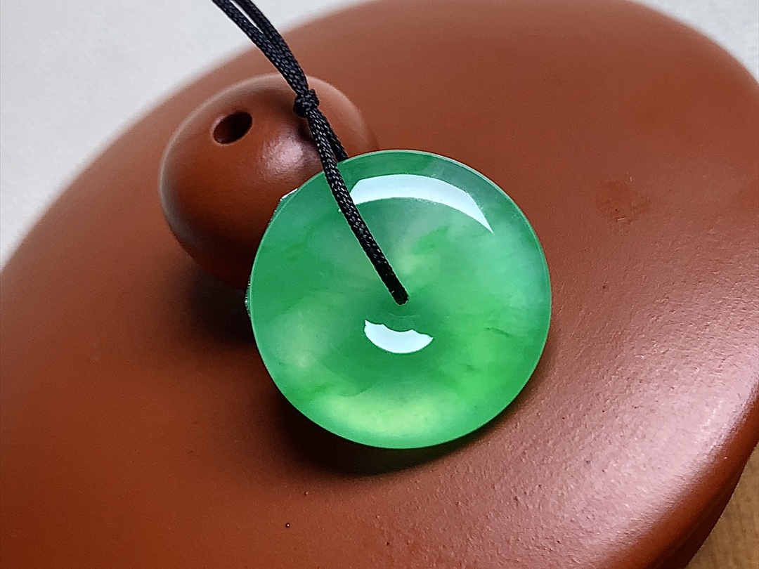 高冰金丝绿怀古 色泽青翠漂亮，种水，无裂尺寸15.6*3.8