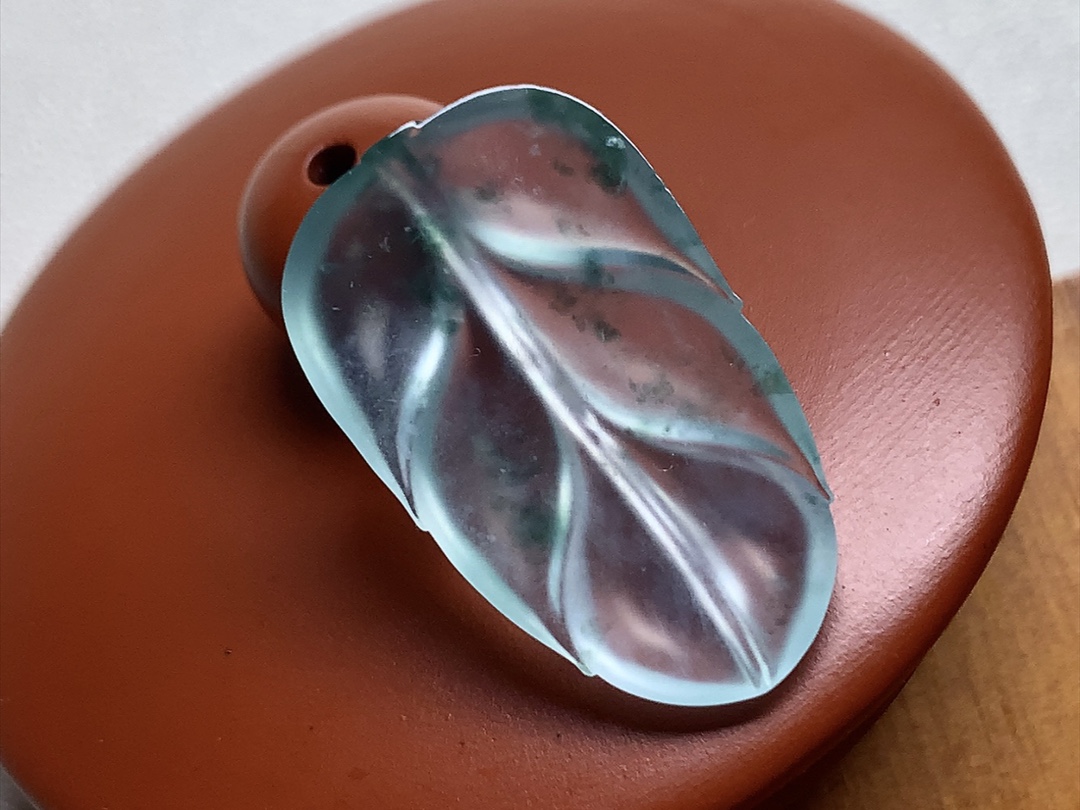 玻璃种飘花叶子 飘花色泽漂亮，冰透感十足，无裂尺寸27.2*16.5*3.6