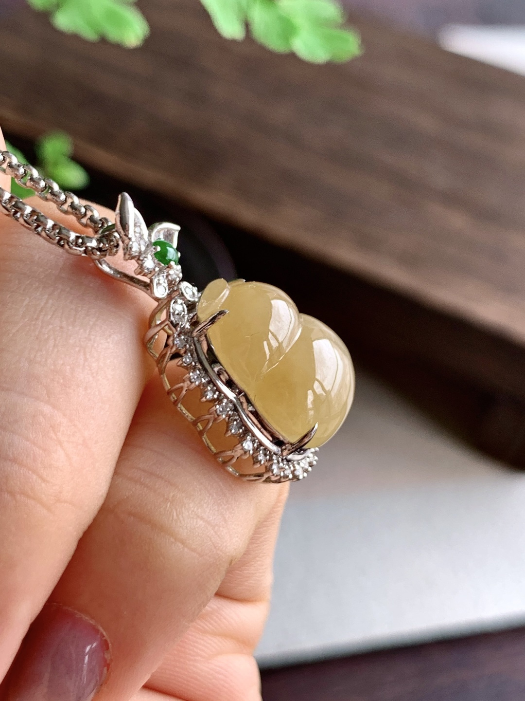 【镶嵌】️冰黄翡葫芦吊坠 【说明】缅料 18k金镶嵌 性比高 【整体】27.2-16.7-11.5 【裸石】15.6-13.5-6.2 【重量】4.2克 无裂