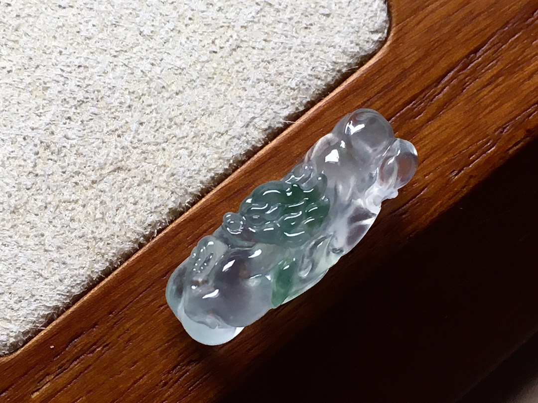 玻璃种飘花小龙牌 雕工很细致，栩栩如生，无裂 尺寸20.2*7.3*7