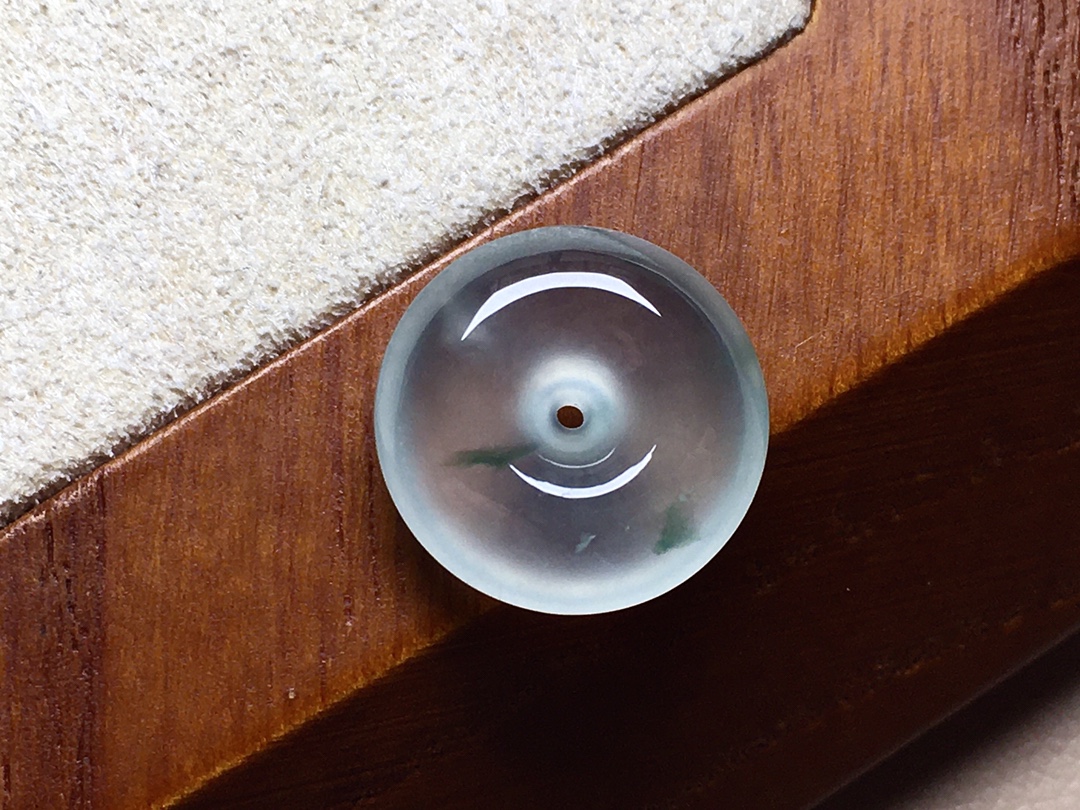 玻璃种飘花怀古 飘花色泽漂亮，冰透起胶感，无裂，尺寸13.6*5