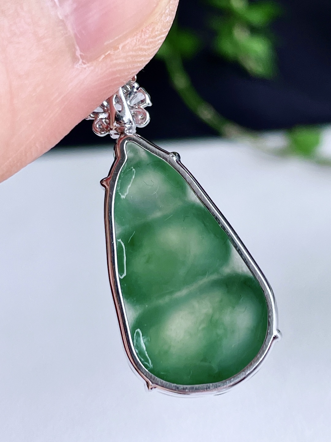 【镶嵌】冰晴绿豆子福豆吊坠 【说明】缅料 18k金镶嵌 无裂 性比高 【整体】31.8-14.6-7.6 【裸石】24.5-14.6-7.2 【重量】4.4克