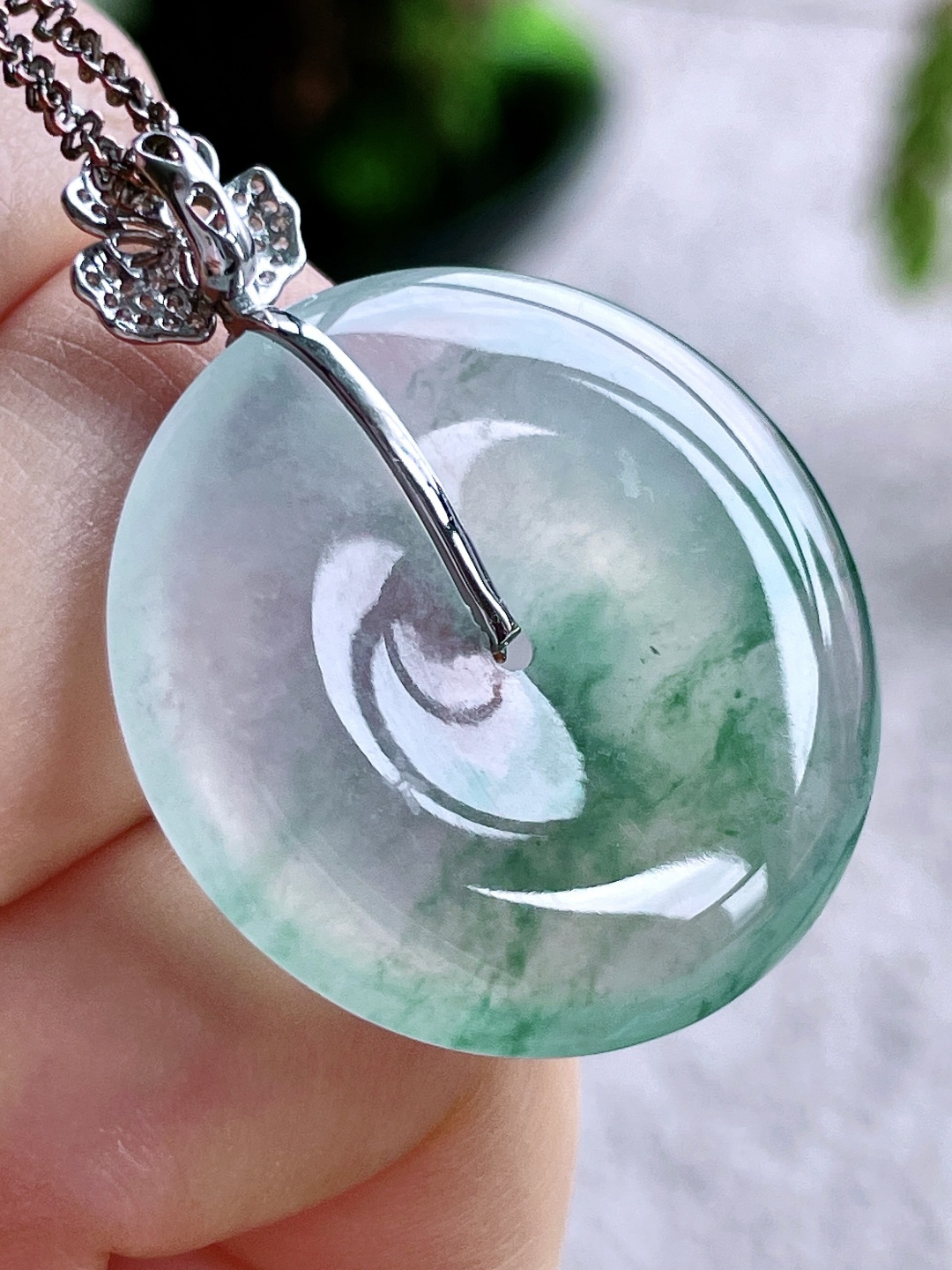 【镶嵌】高冰飘花平安扣吊坠 【说明】缅料 18k金镶嵌 无裂 性比高 【整体】37.4 【裸石】28.4-4.8 【重量】9.2克