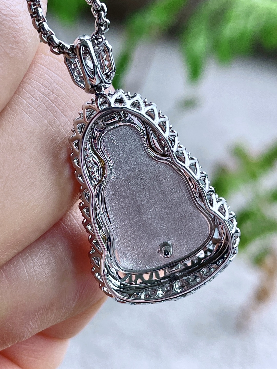 【镶嵌】高冰黄翡观音吊坠 【说明】缅料 18k金镶嵌 无裂 性比高 【整体】36.5-20-10.3 【裸石】23.8-16.6-4.3 【重量】6克