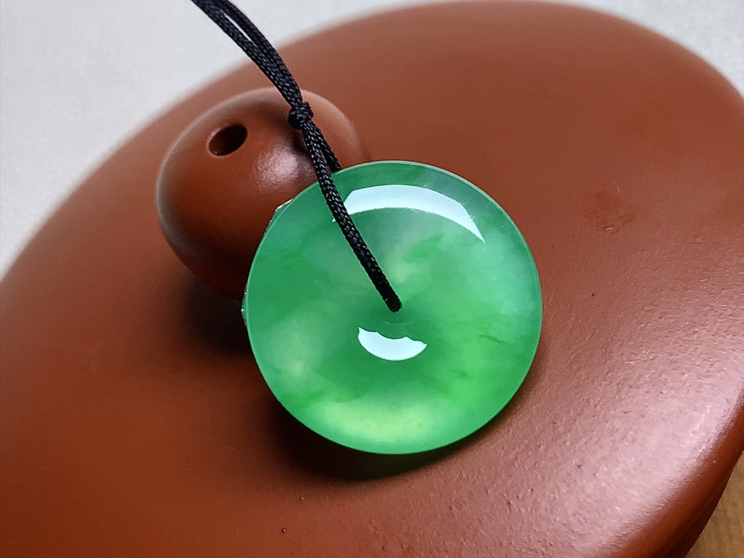 高冰金丝绿怀古 色泽青翠漂亮，种水，无裂尺寸15.6*3.8