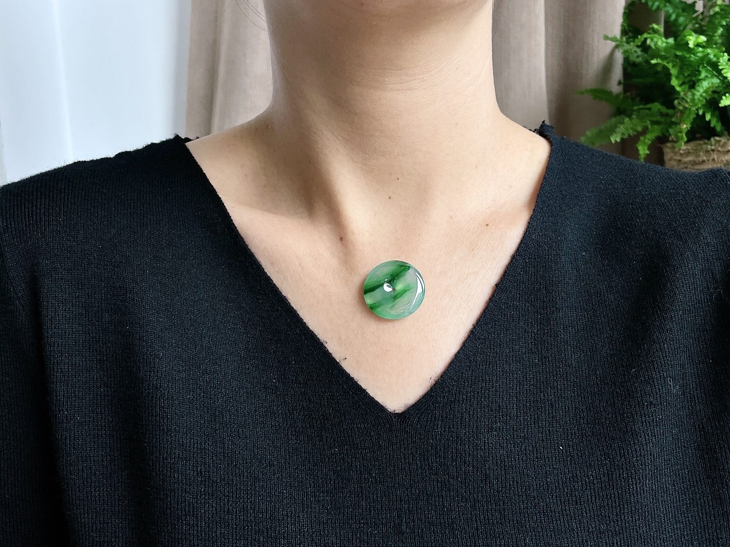 【裸石】高冰飘阳绿平安扣吊坠【说明】缅料 无裂 性比高【尺寸】25.8-5.5【重量】7.5克