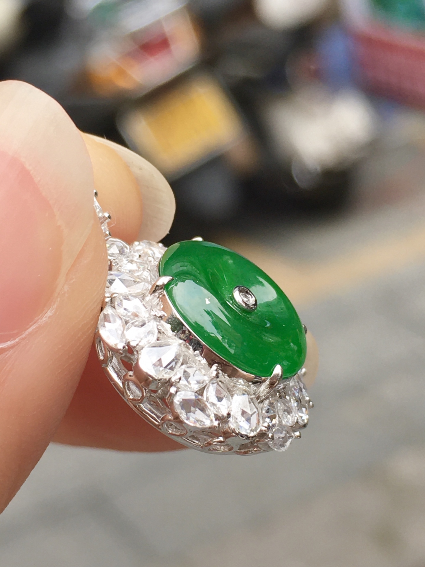 阳绿平安扣吊坠，种色，性比超高。18K金伴钻镶嵌，款式时尚精美。整体尺寸22.8×16.5×8.9 裸石尺寸10.9×10.9×3
