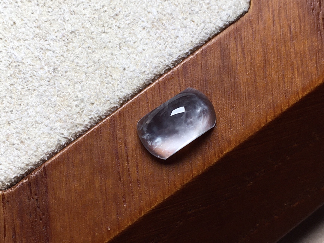 玻璃种马鞍 冰透感十足，白皙透亮，尺寸9.2*5.4*3.4 超值 不议