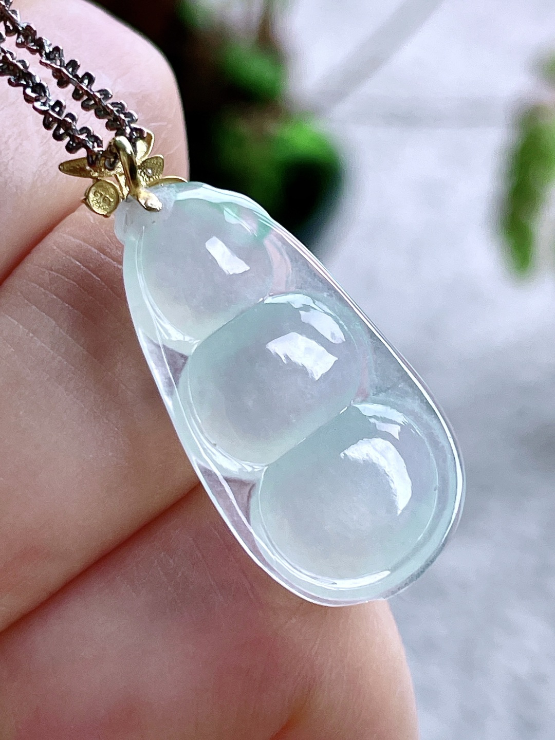 【镶嵌】冰飘花豆子飘花福豆吊坠 【说明】缅料 18k金镶嵌 无裂 性比高 【整体】32.3 【裸石】29.2-15-4 【重量】3克