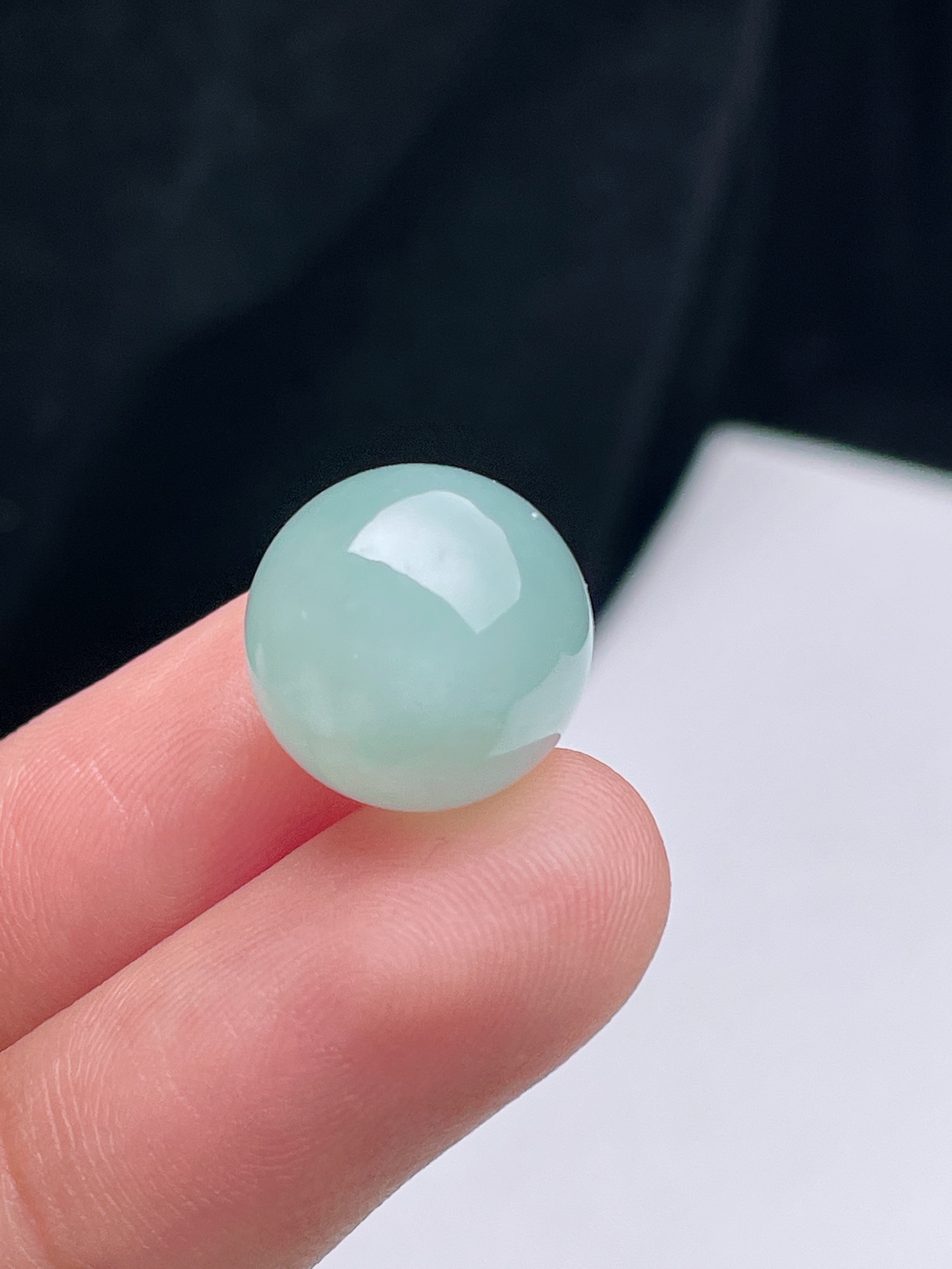 13.6mm冰蓝底圆珠，水润细腻，不议