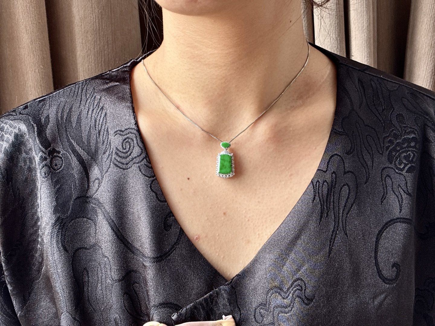 【镶嵌】冰阳绿无事牌飘绿花无事牌吊坠 【说明】缅料 18k金镶嵌 性比高 飘花 【整体】26.4-13.3-7.6 【裸石】13.5-9-1.4 【重量】2.5克