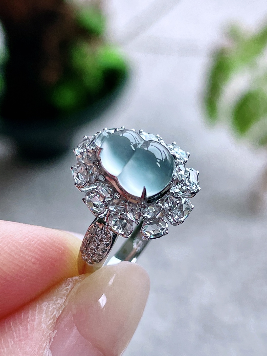 【镶嵌】高冰葫芦戒指 【说明】缅料 18k金镶嵌 无裂 性比高 【整体】15-12.8-11 【裸石】9-6.7-3.3 【圈口】14号 【重量】3.4克