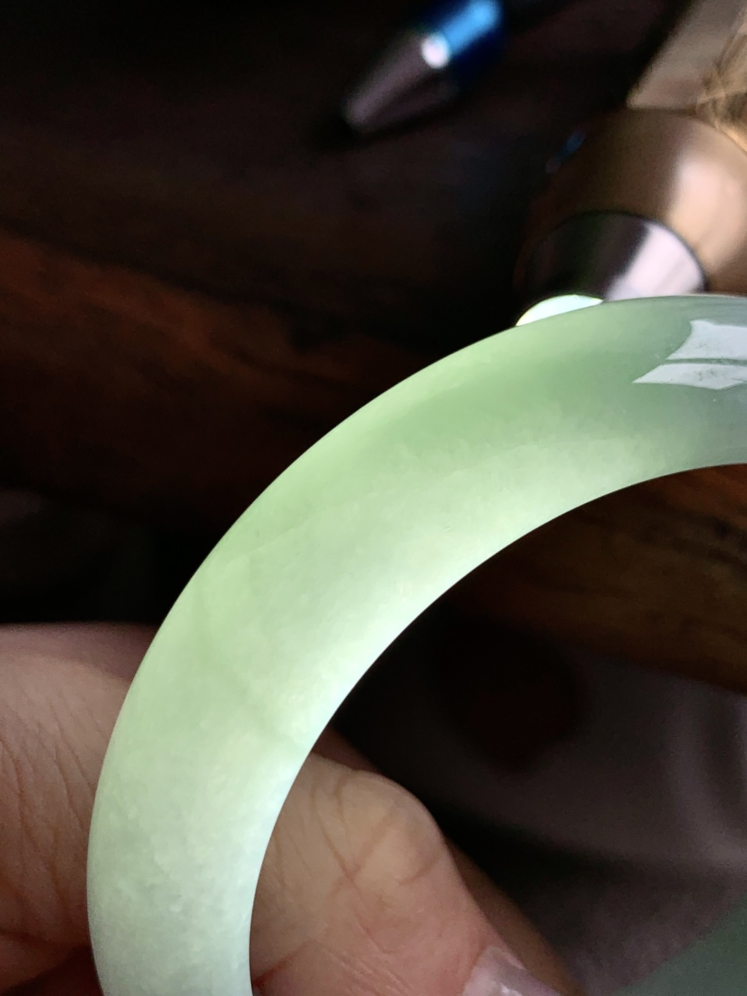 【手镯】正圈 圈口56.9-13.6-8.7【说明】晴水化底 冰晴水 种老细腻 缅甸A货翡翠 有细纹 【重量】64.1克