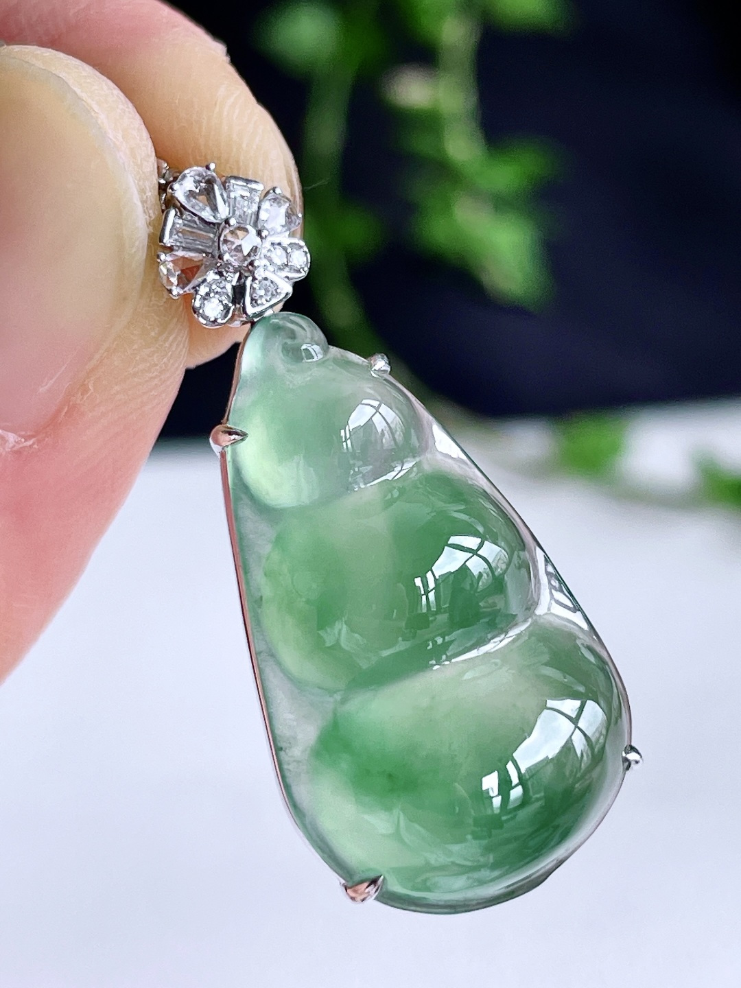 【镶嵌】冰晴绿豆子福豆吊坠 【说明】缅料 18k金镶嵌 无裂 性比高 【整体】31.8-14.6-7.6 【裸石】24.5-14.6-7.2 【重量】4.4克