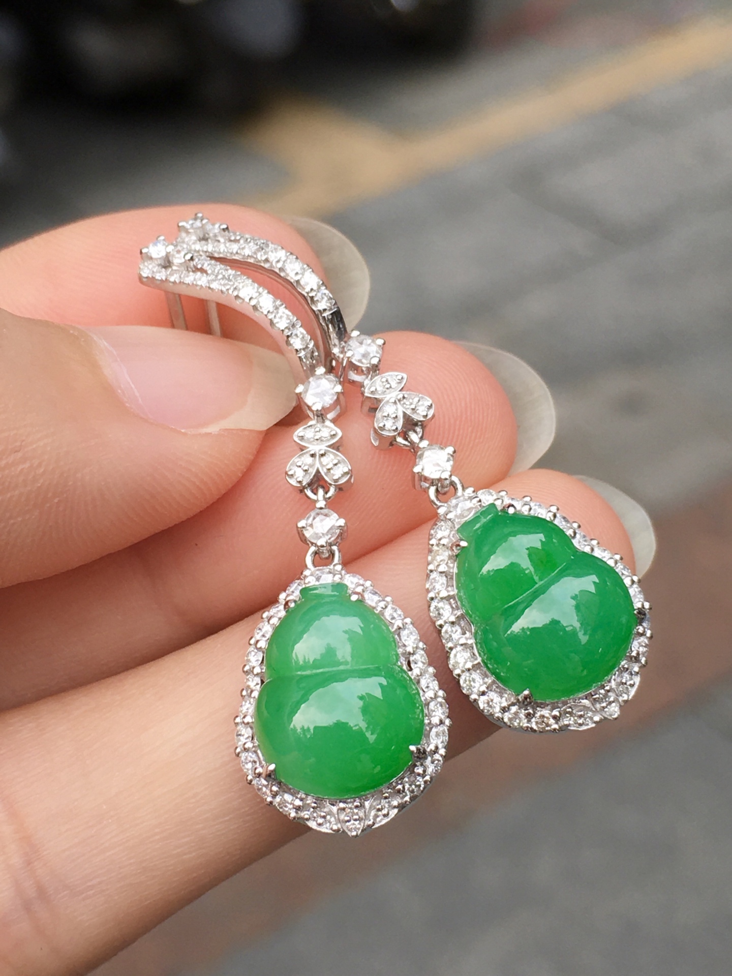 阳绿葫芦耳环，种色，性比超高。18K金伴钻镶嵌，款式时尚精美。整体尺寸39.4×11.8×7.9裸石尺寸11.3×9×3