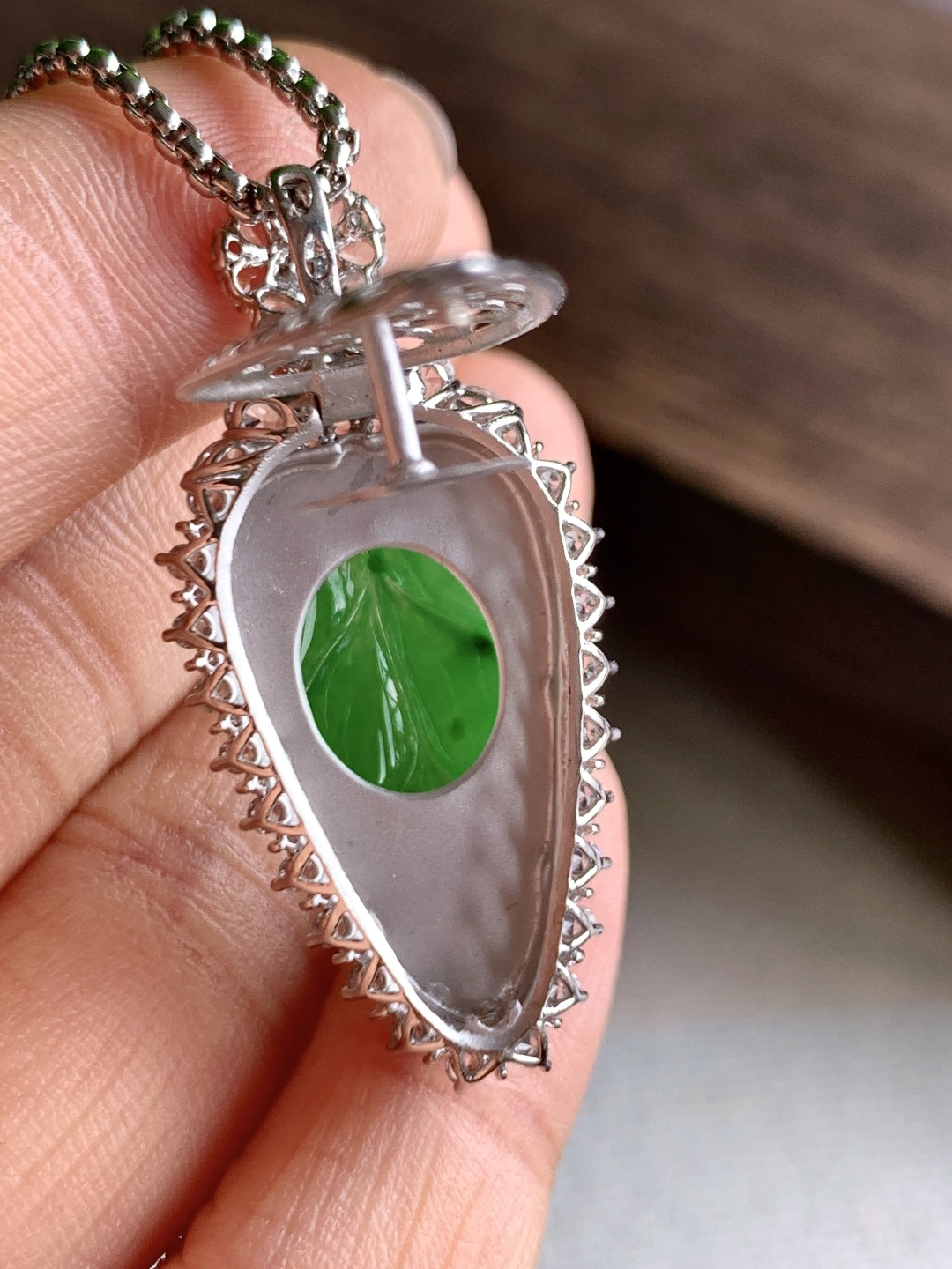 【镶嵌】️冰阳绿树叶满绿叶子吊坠 【说明】缅料 18k金镶嵌 无裂 性比高 【整体】38.6-18.5-10 【裸石】25.4-14.5-3.2 【重量】7克