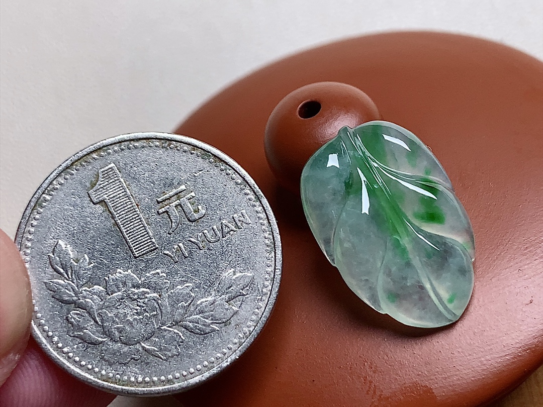 冰种阳绿叶子 色泽青翠漂亮，种水，尺寸21*13.8*4.8
