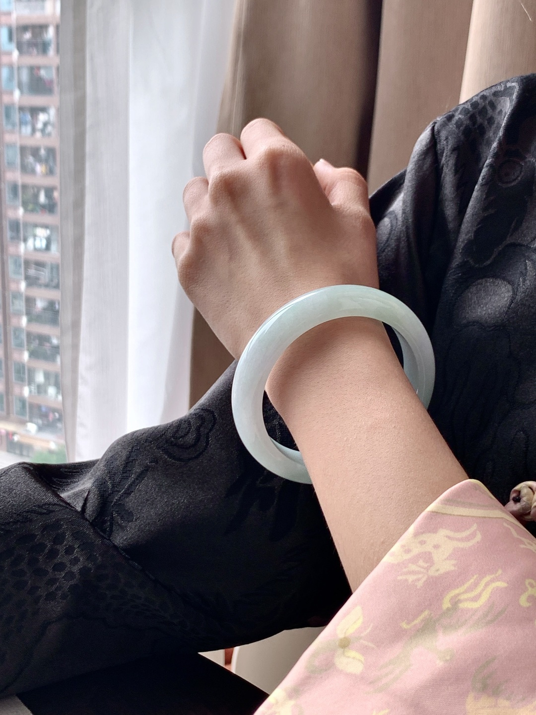 【手镯】正圈 圈口56.9-13.6-8.7【说明】晴水化底 冰晴水 种老细腻 缅甸A货翡翠 有细纹 【重量】64.1克