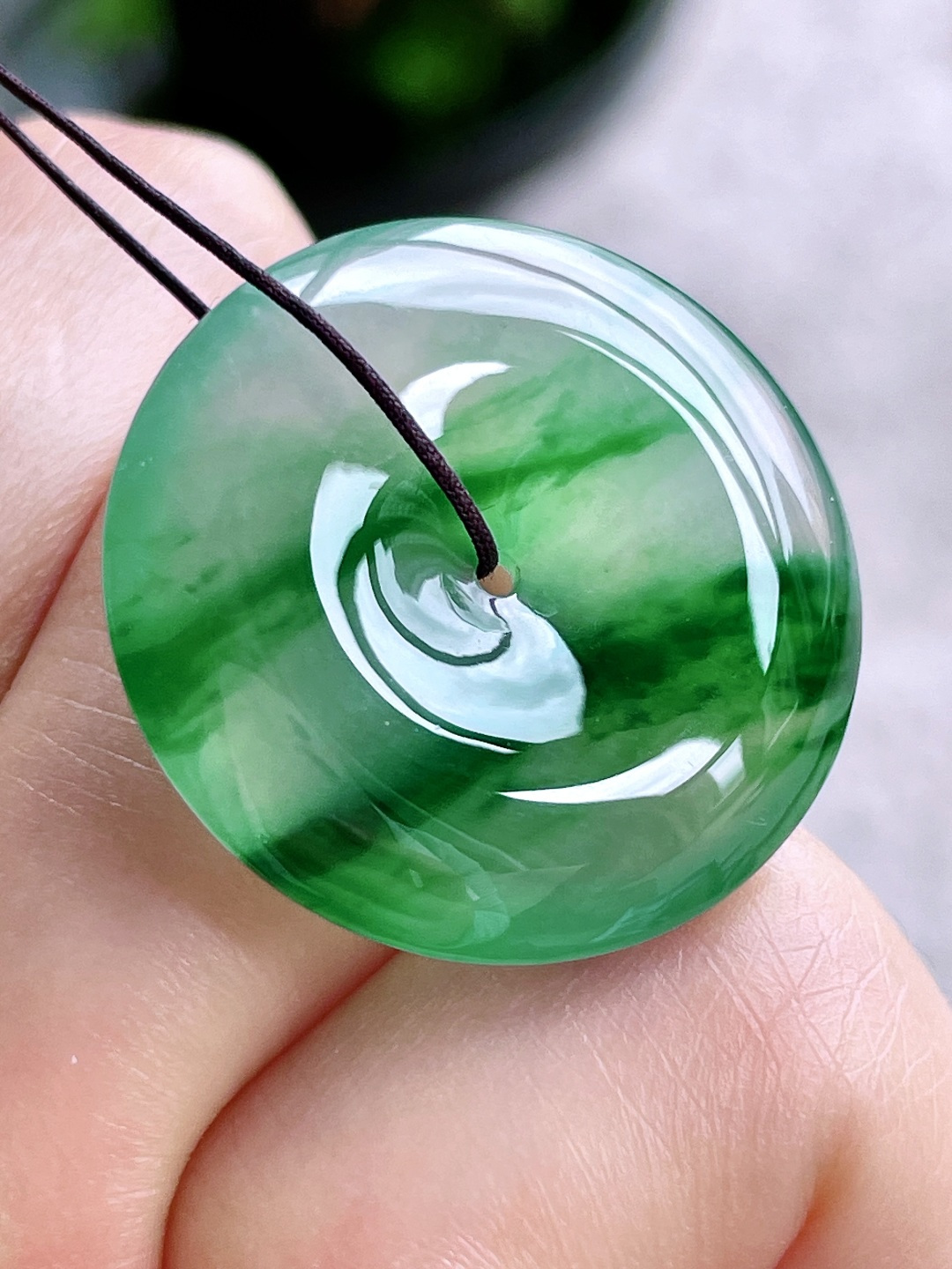 【裸石】高冰飘阳绿平安扣吊坠【说明】缅料 无裂 性比高【尺寸】25.8-5.5【重量】7.5克