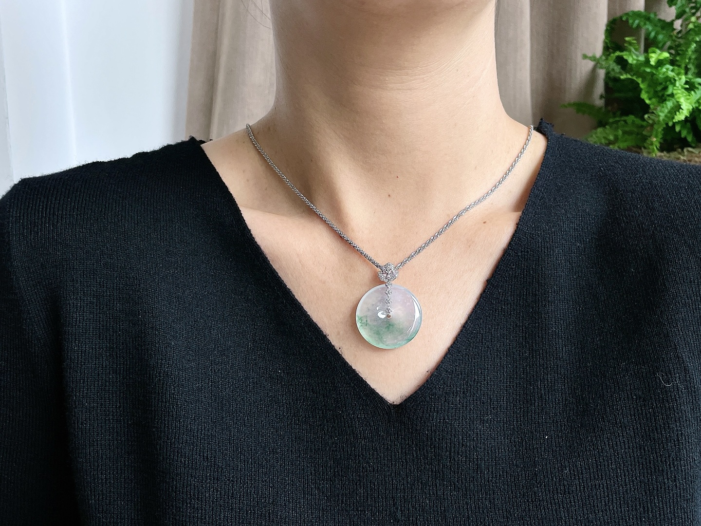 【镶嵌】高冰飘花平安扣吊坠 【说明】缅料 18k金镶嵌 无裂 性比高 【整体】37.4 【裸石】28.4-4.8 【重量】9.2克