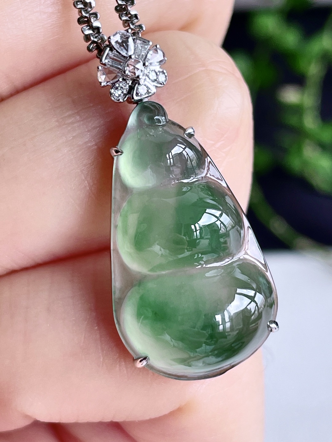 【镶嵌】冰晴绿豆子福豆吊坠 【说明】缅料 18k金镶嵌 无裂 性比高 【整体】31.8-14.6-7.6 【裸石】24.5-14.6-7.2 【重量】4.4克