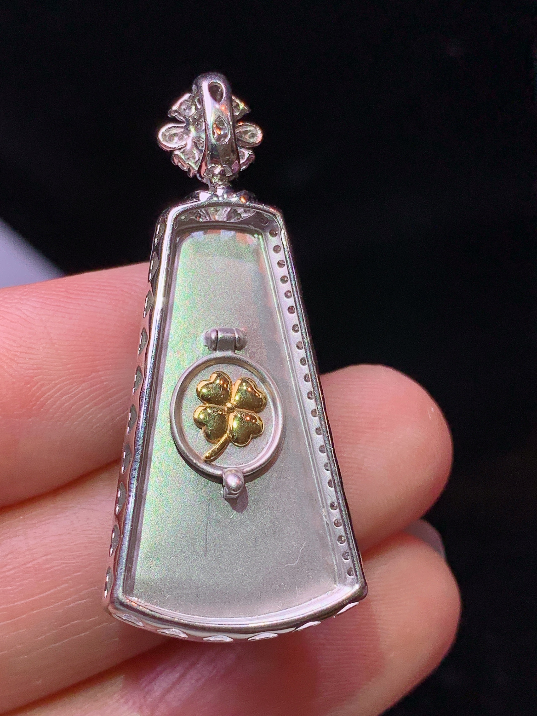 18k金钻镶嵌飘绿阳绿无事牌吊坠 玉质细腻 水润亮眼 色泽艳丽 整体尺寸38.5*17*6.5z1