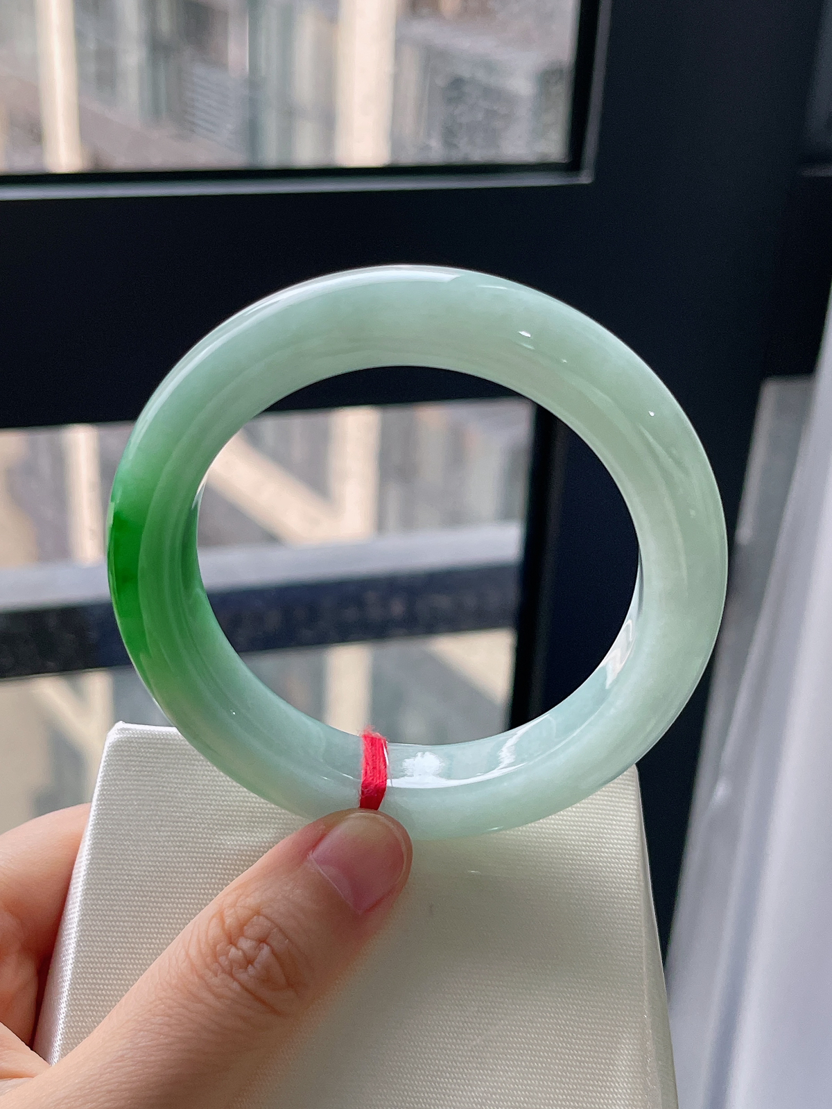 正圈56.7圈口，翡翠糯化种飘绿手镯