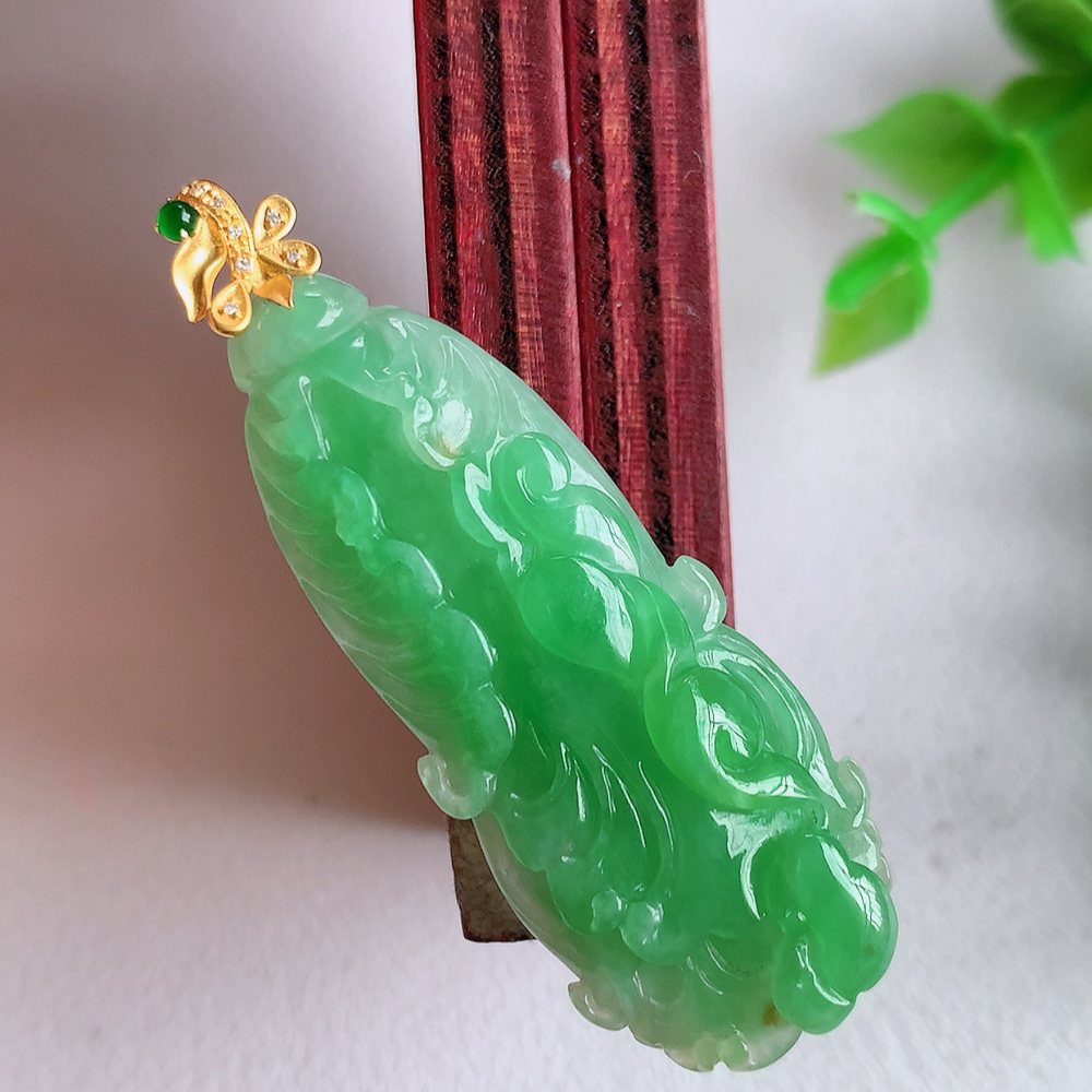 18k金伴钻冰润飘绿白菜吊坠  玉质细腻，巧雕白菜，叶脉纹理细密，饱和紧密;茎叶粗壮有力，白菜”音通“百财”，“玉”通“遇”，合起来就是“遇百财”之意，寄予事业生活中财源广进，一帆风顺 W01.13  尺寸：42-16.6-9.3mm