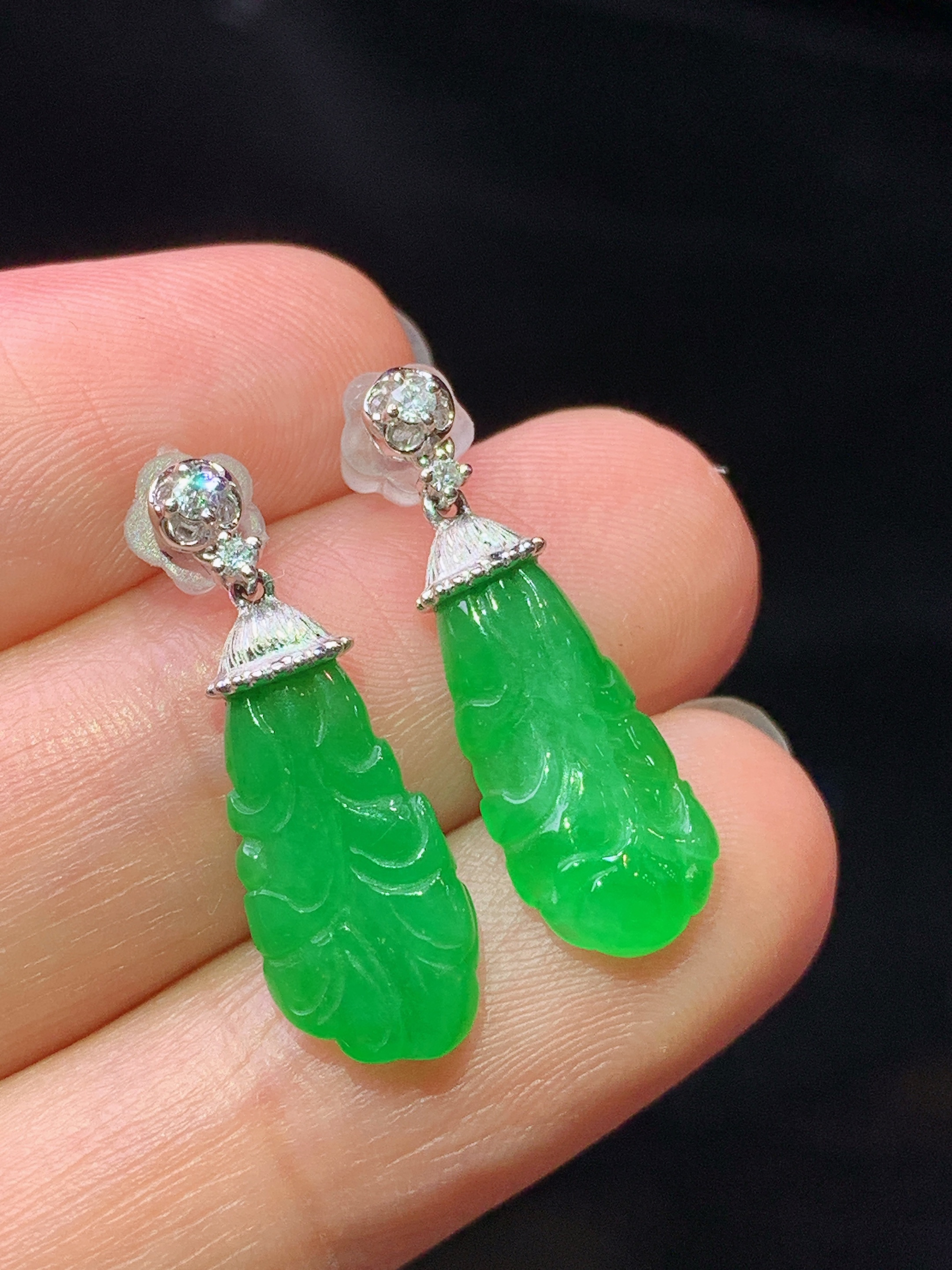 18k金钻镶嵌满绿白菜耳坠 玉质细腻 水润亮眼 色泽艳丽 整体尺寸22*7.5*2.8z1