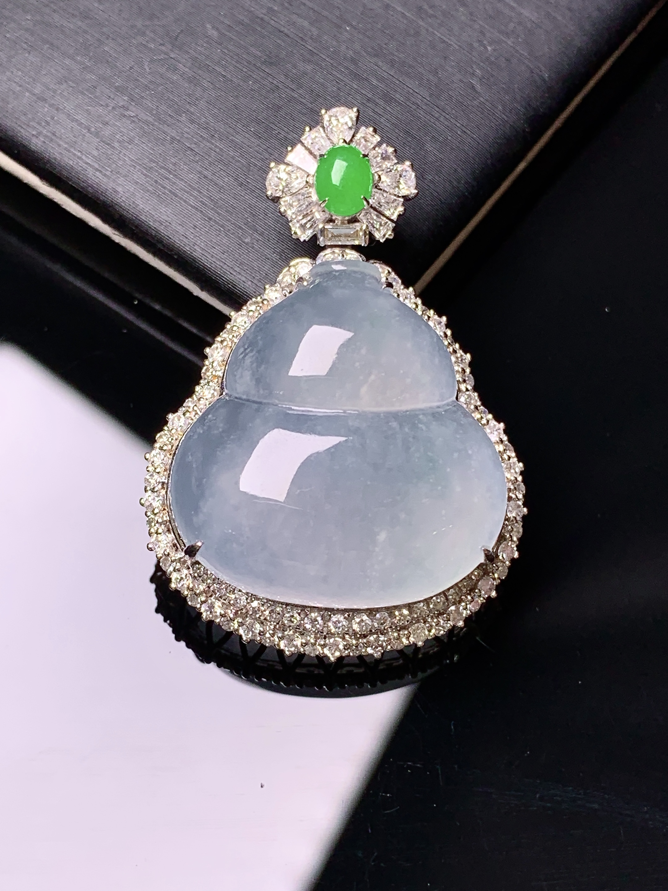 18k金钻镶嵌冰种葫芦吊坠 玉质细腻 水润亮眼 色泽艳丽 整体尺寸35.6*24.5*11k1