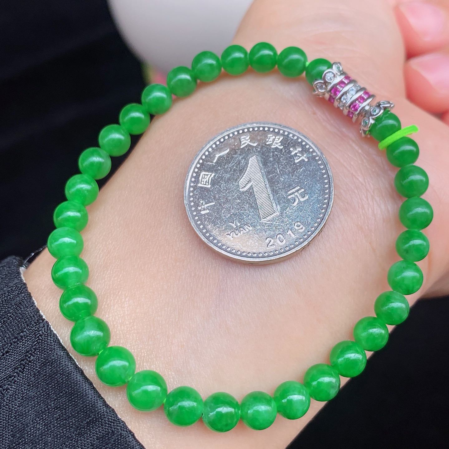冰阳绿手串 
色泽鲜亮浓郁，种水细腻
单戴或叠戴都很百搭，轻松提升气质
尺寸如图一  实物更美～