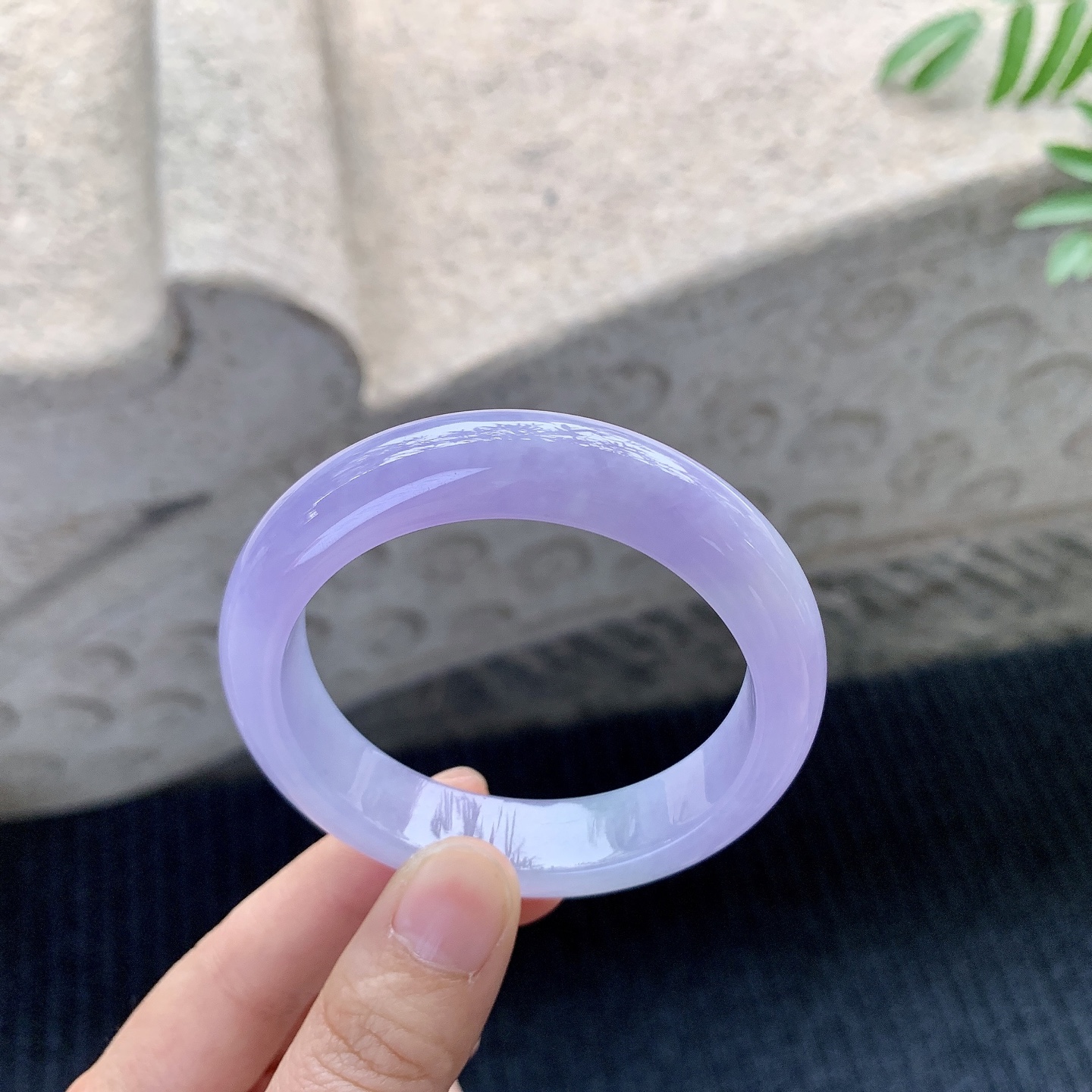 正圈50 51【圈口】51.8/12.3/8.2【编码】HT121403【描述】艳紫，水润，种老，细腻，有纹线