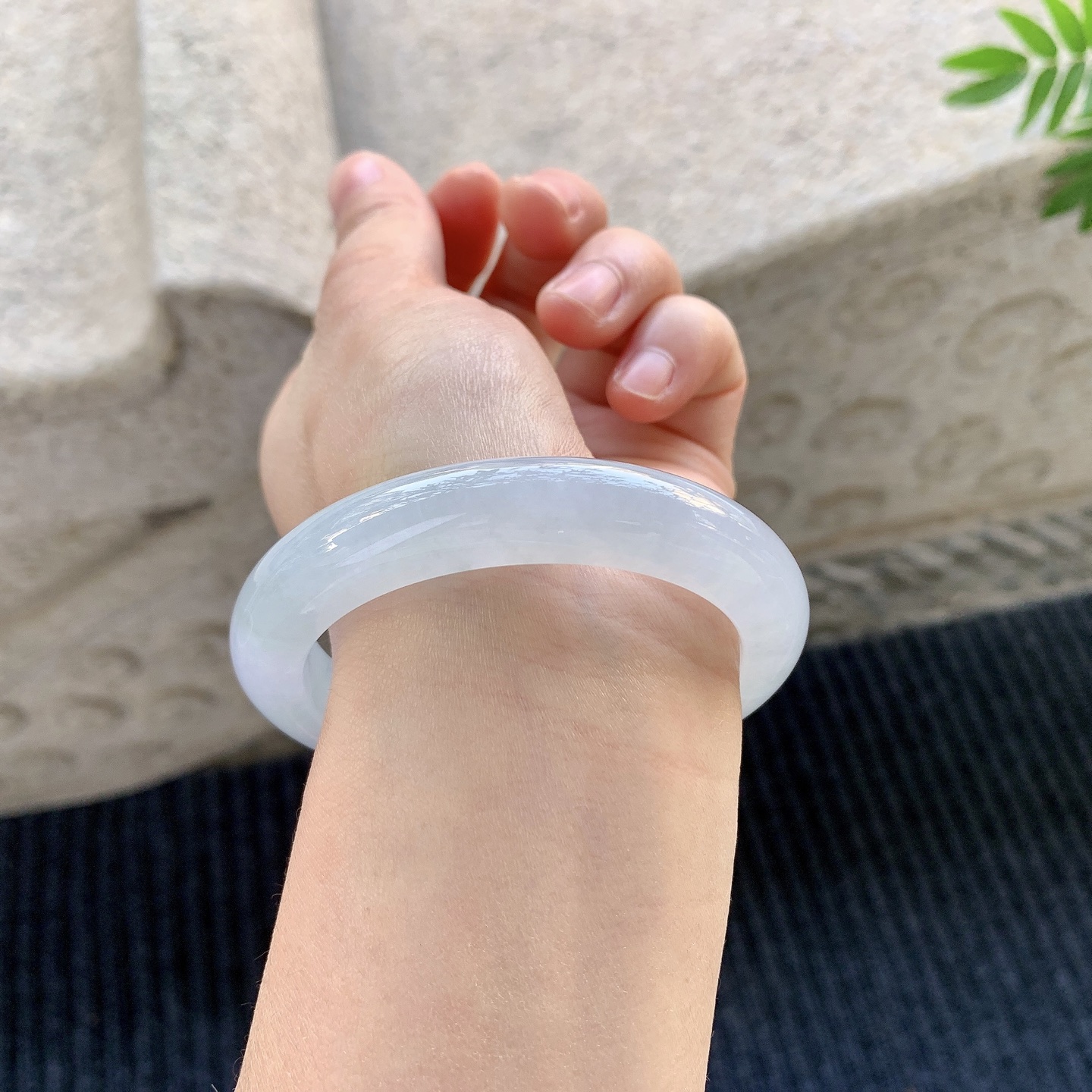 正圈53 54【圈口】54.2/10.8/8.9【编码】C5012523【描述】糯冰紫底，水润，种老，细腻，无裂