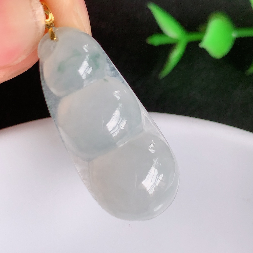 18k金扣冰润飘花福豆翡翠挂件，老种飘花  冰清玉洁  胶感十足  寓意“四季平安，福气满满”颜色鲜艳，清新自然，饱满通透   W49.13  尺寸：29.5-13-5.5mm