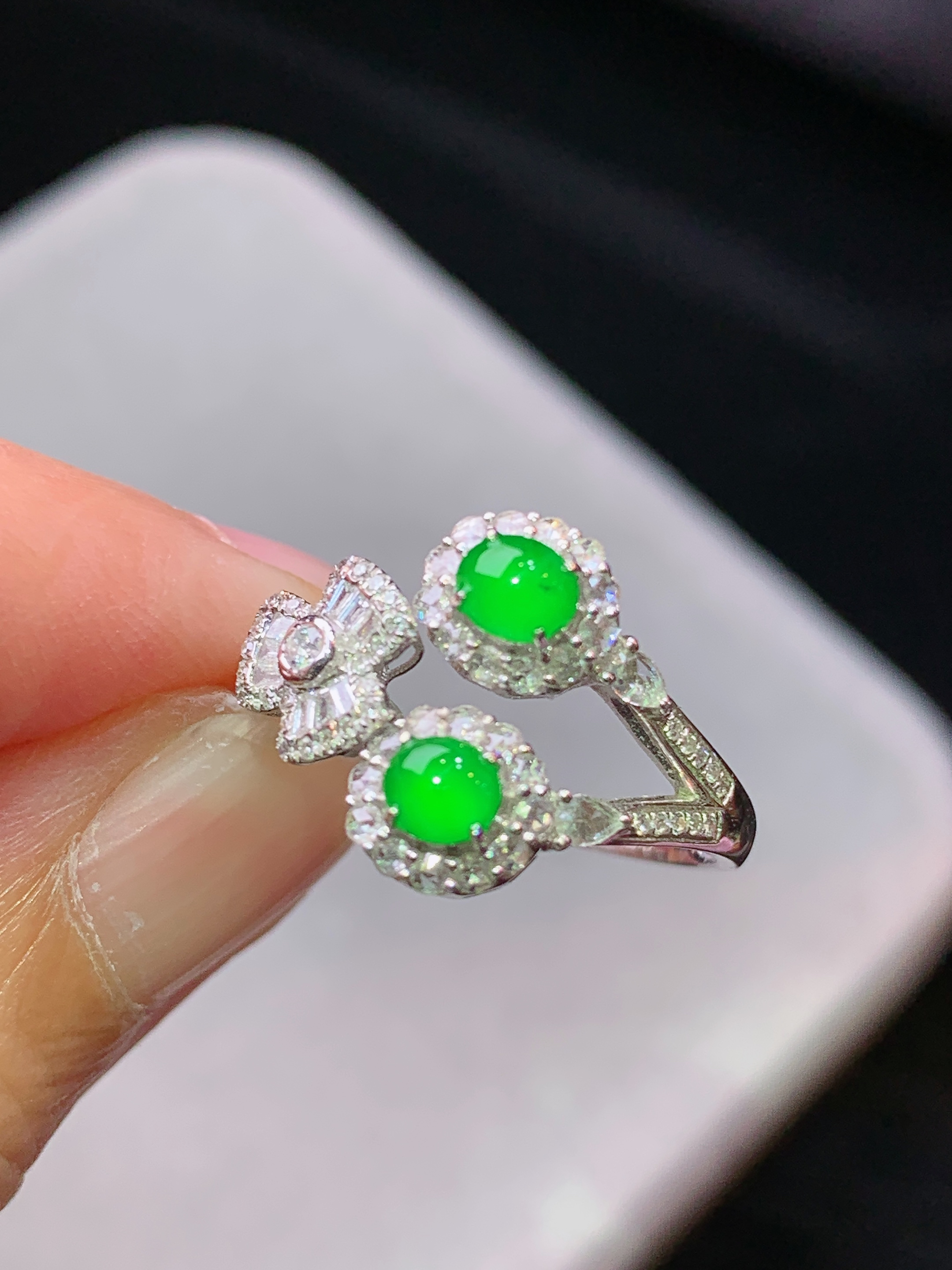 18k金钻镶嵌冰阳绿蛋面组合戒指 玉质细腻 水润亮眼 色泽艳丽 圈口11.5 裸石尺寸4.2*3.5*2k1