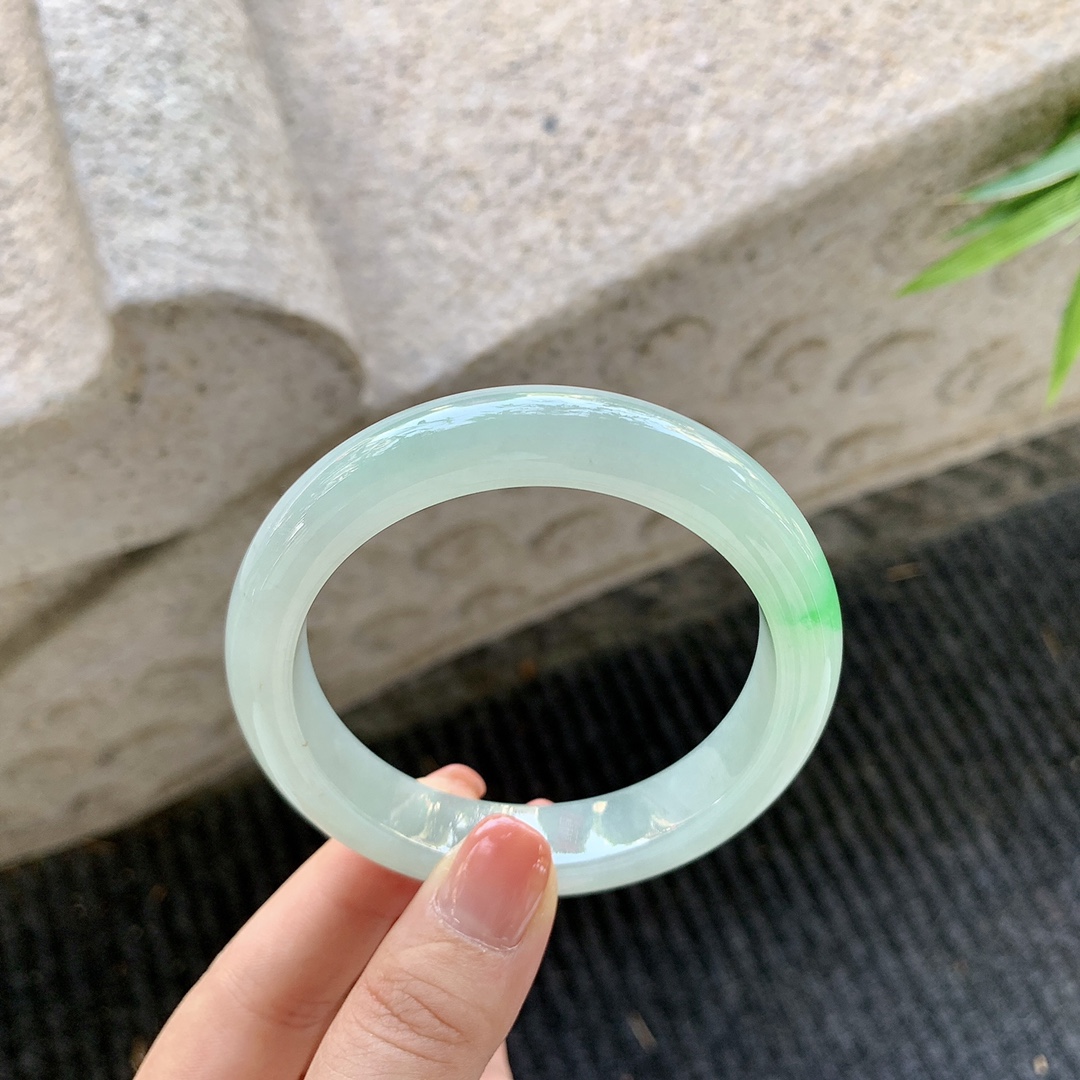 正圈55 56【圈口】56.7/11.7/8.7【编码】YF032490【描述】糯冰飘绿，水润，种老，细腻，打灯有棉线